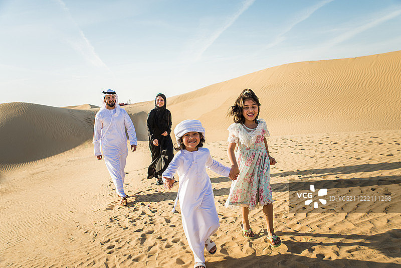 《沙漠中的阿拉伯家庭图片素材
