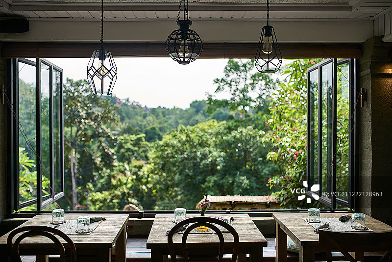 在巴厘岛乌布热带森林的咖啡馆与惊人的景色图片素材