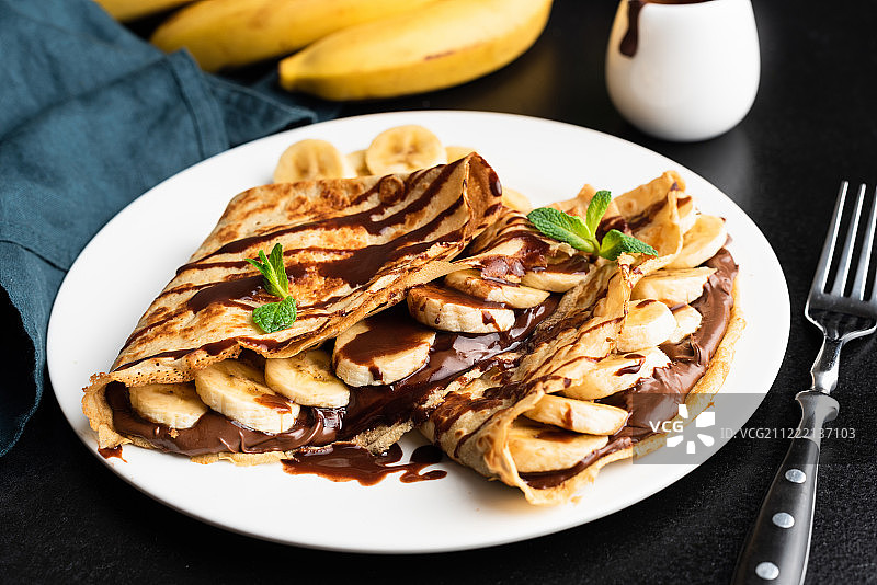 美味的榛子巧克力和香蕉薄饼图片素材