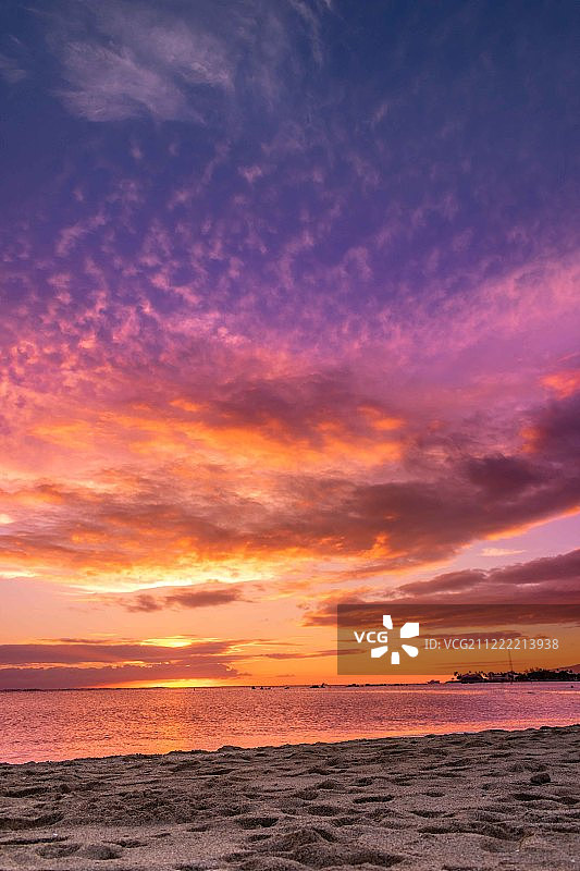美丽的日落从阿拉莫阿纳海滩檀香山，瓦胡岛，夏威夷图片素材