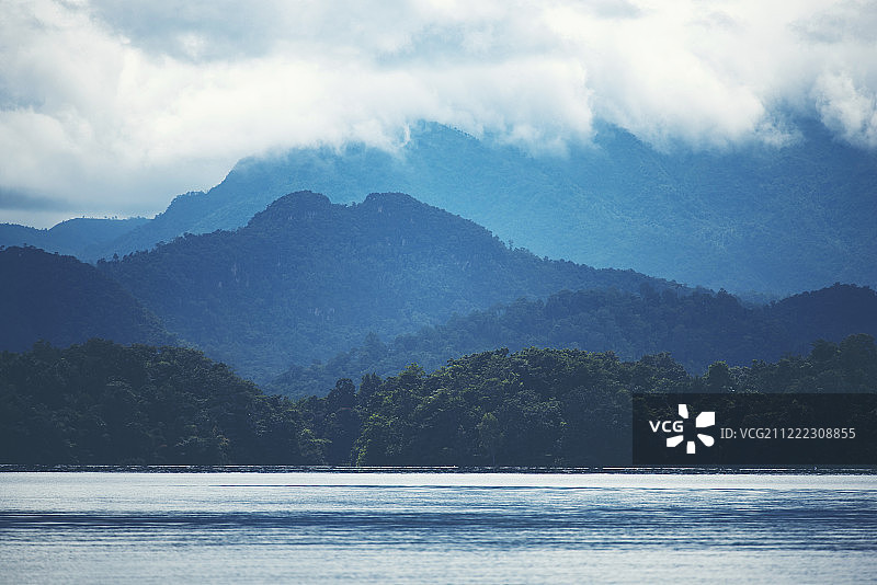 泰国的热带森林与湖泊图片素材