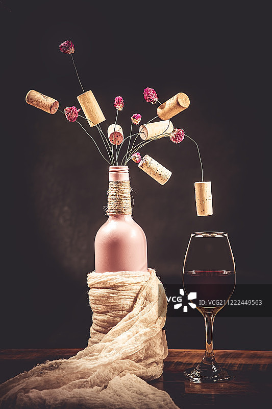 一瓶酒，一束软木塞和鲜花，一杯红酒图片素材