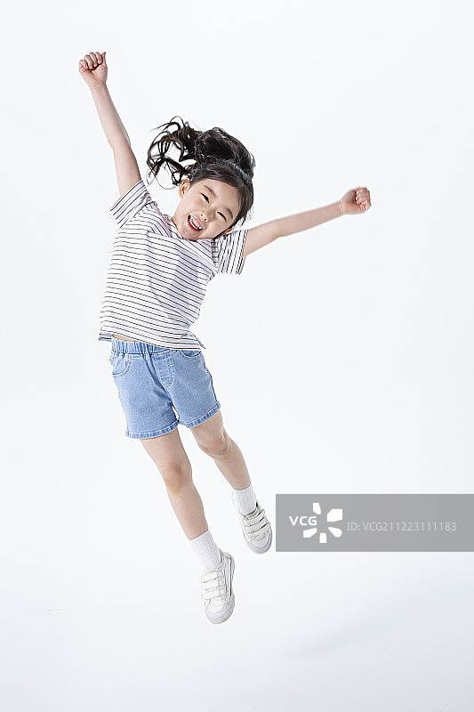 微笑的孩子概念，快乐的孩子享受夏天的时间在白色的背景001图片素材