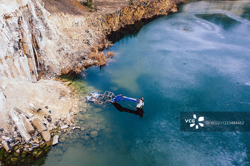 玄武岩采石场附近一个大湖里被淹的挖掘机图片素材