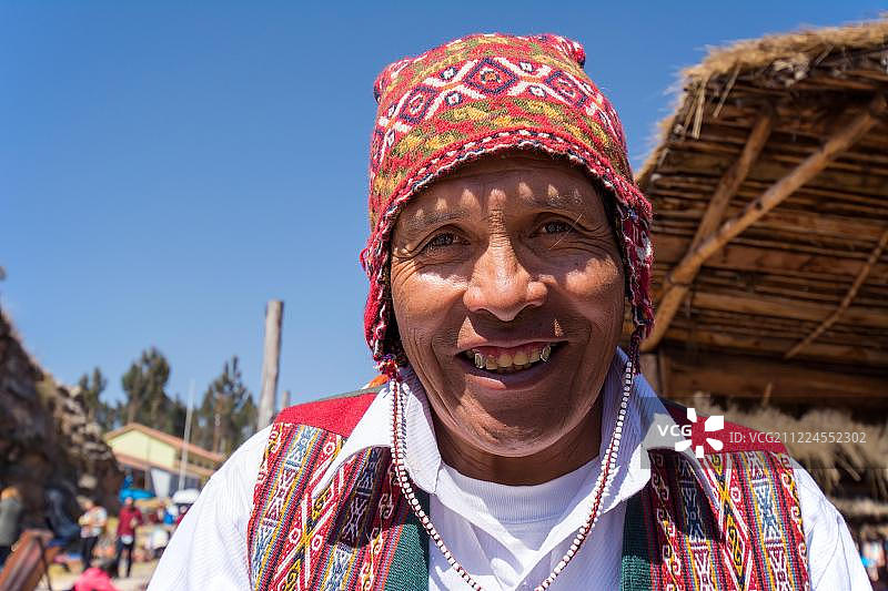 南美洲，秘鲁库斯科，身着传统服饰的土著妇女肖像图片素材