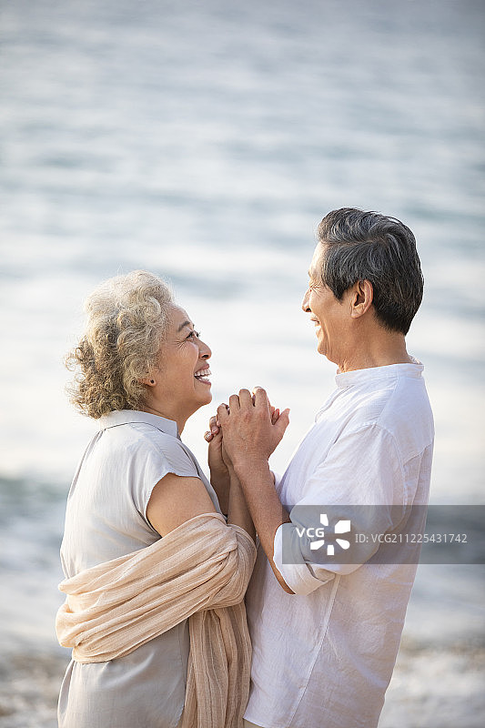 快乐的老年夫妇在海边约会图片素材