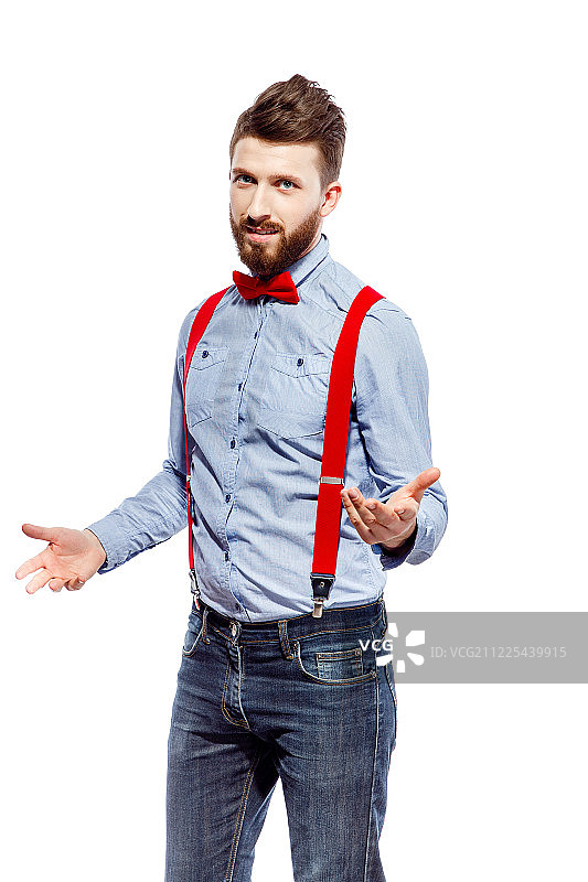 穿着蓝色衬衫，红色领结和吊带裤的时尚男士图片素材