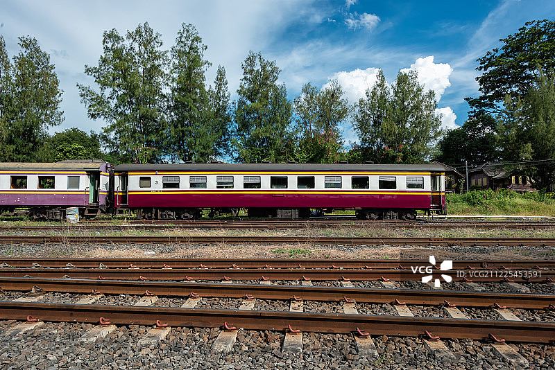 泰国火车铁轨轨道与列车车厢户外风光图片素材