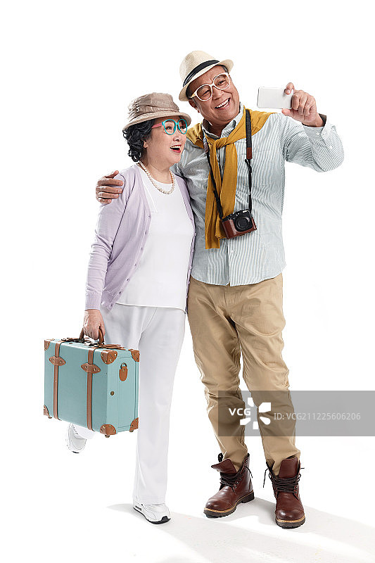 老年夫妇旅行拍照图片素材