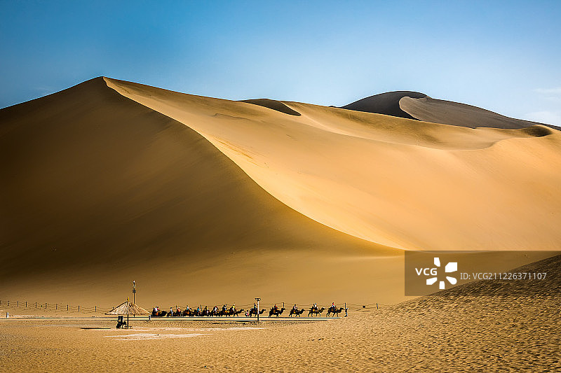 鸣沙山月牙泉沙漠骆驼队图片素材