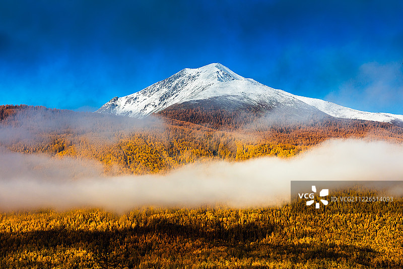 雪山云雾自然风光图片素材