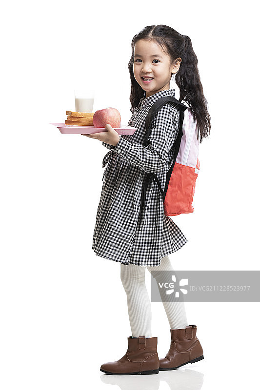 快乐的小女孩端着早餐图片素材