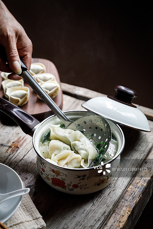 一锅美味的中式早餐手工自制热汤馄饨抄手图片素材