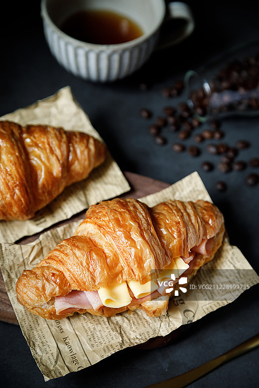 西式早餐可颂火腿芝士三明治牛角羊角面包和咖啡牛奶图片素材