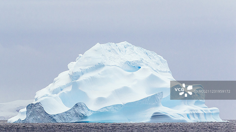 壮观的极地景观，海中的冰山，杰拉希海峡，南极半岛，南极洲图片素材