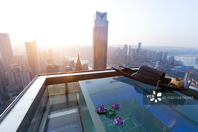 俯瞰空中泳池和重庆城市风光图片素材
