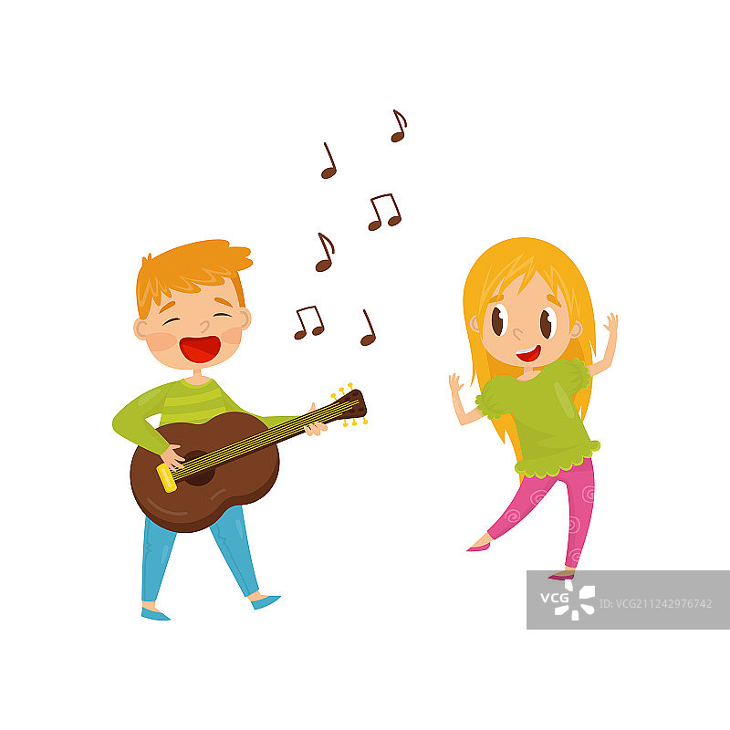 弹吉他的小男孩和唱歌的小女孩图片素材