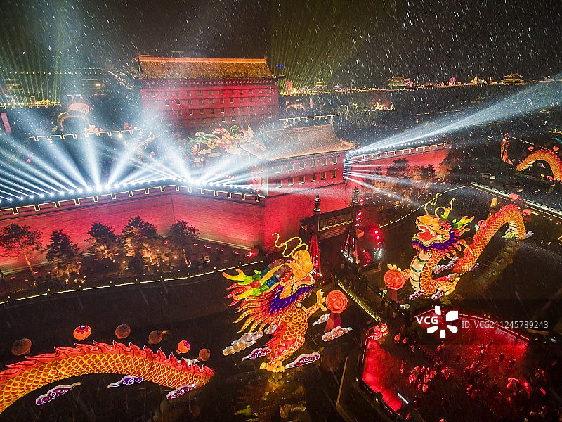西安春节期间古城墙灯光秀图片素材