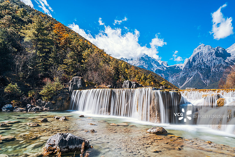 中国云南丽江玉龙雪山蓝月谷瀑布风光图片素材