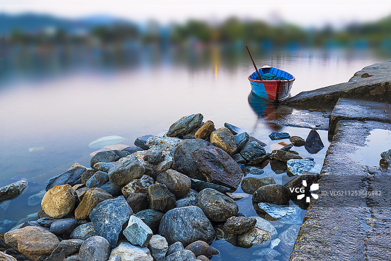菲瓦湖上的一艘小船和模糊的背景图片素材