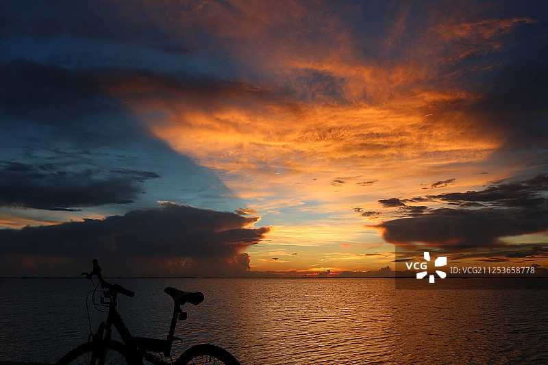 自行车对日落图片素材