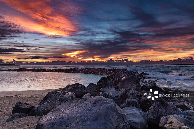 美国夏威夷考艾岛，日落时美丽的海岸线上空图片素材