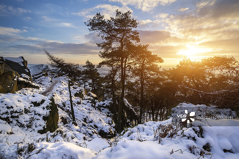 令人惊叹的冬季日落景观从山上看雪图片素材