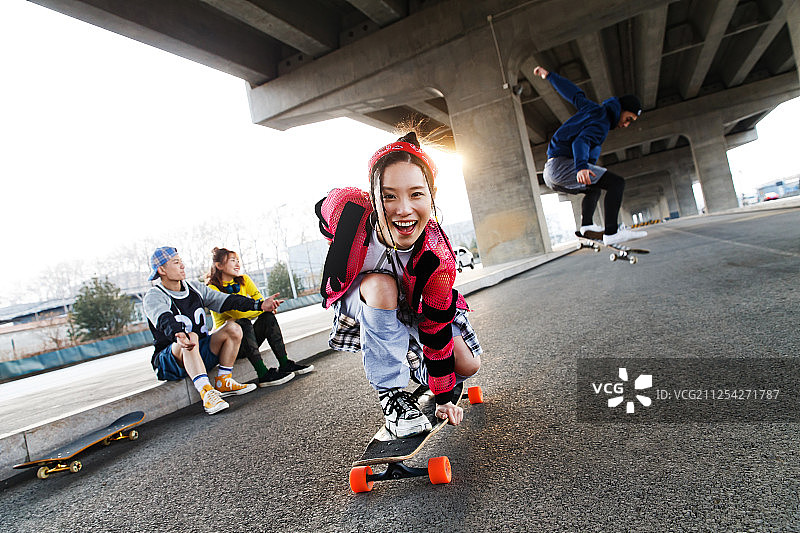玩滑板的年轻人图片素材