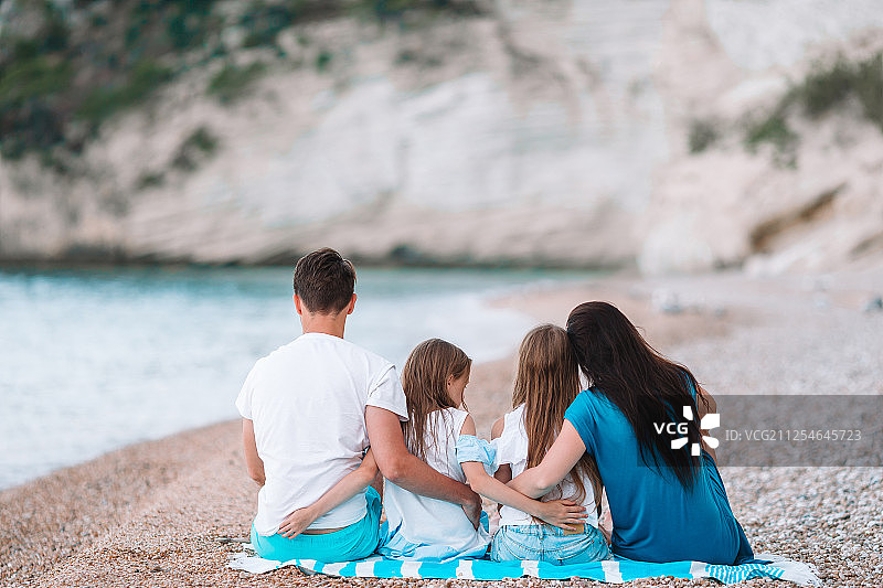 幸福美丽的家庭和孩子在海滩上图片素材