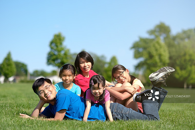 快乐的家庭和孩子在户外夏季图片素材