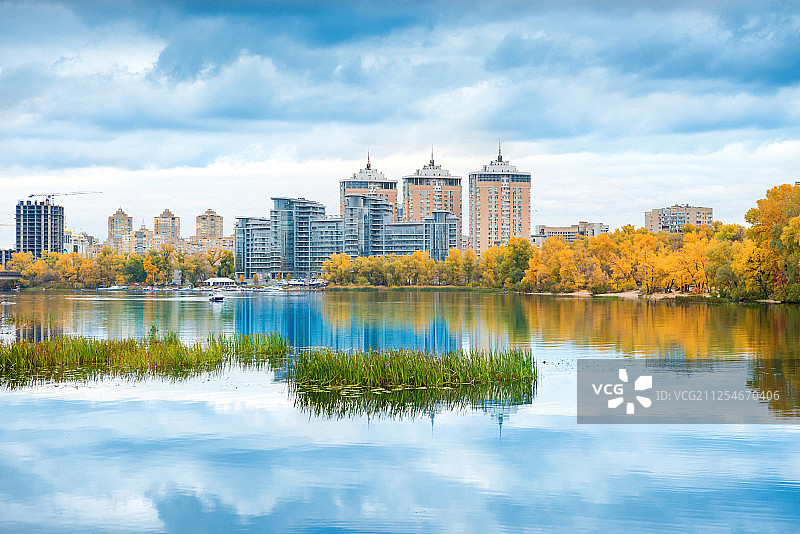 蓝色的湖水和高高的建筑图片素材