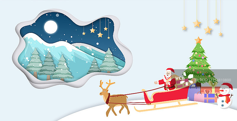 冬天夜晚月亮照耀着雪山和森林，圣诞节平安夜里圣诞老人送礼物图片素材