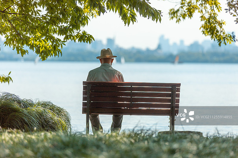 一位坐在西湖边的老人图片素材