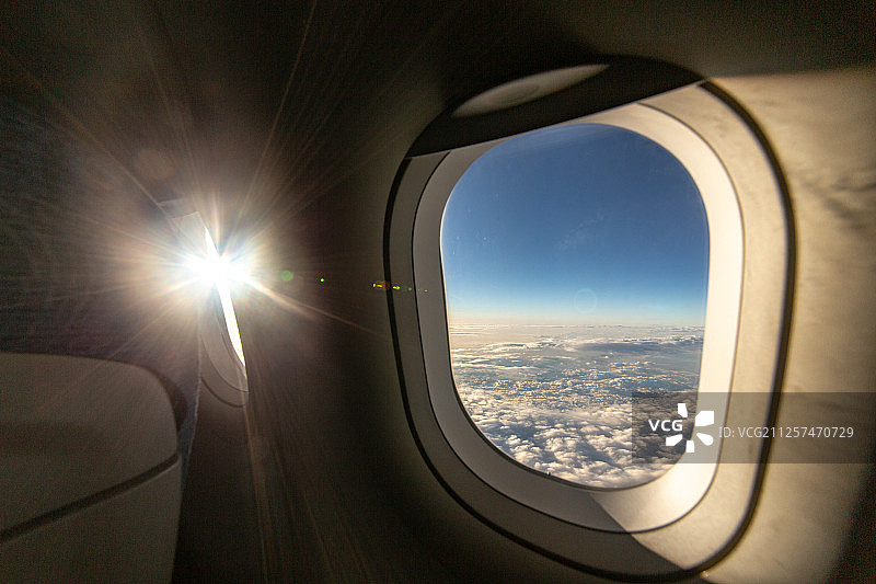 飞机舷窗外的日落图片素材