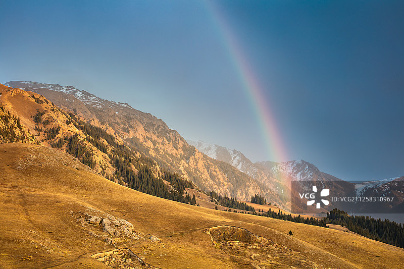 雪山彩虹图片素材