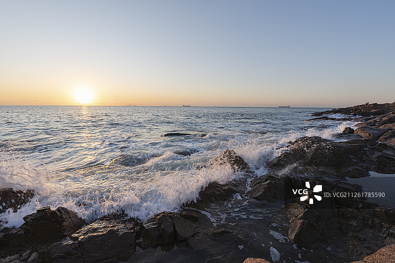 日出时分海边的浪花图片素材