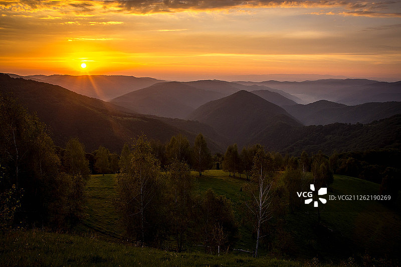 从罗马尼亚Hunedoara的Meria看到的日出山景图片素材