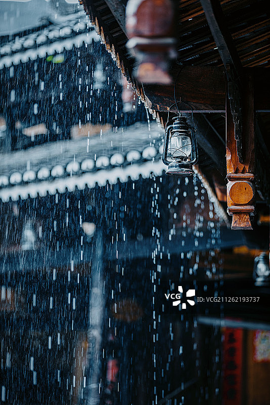 落雨的屋檐——西江千户苗寨图片素材