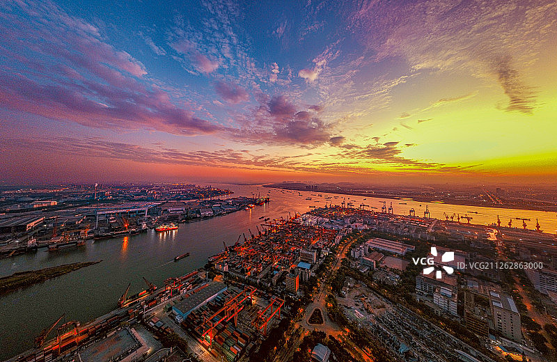 广东广州 航拍黄埔码头的日落时刻图片素材