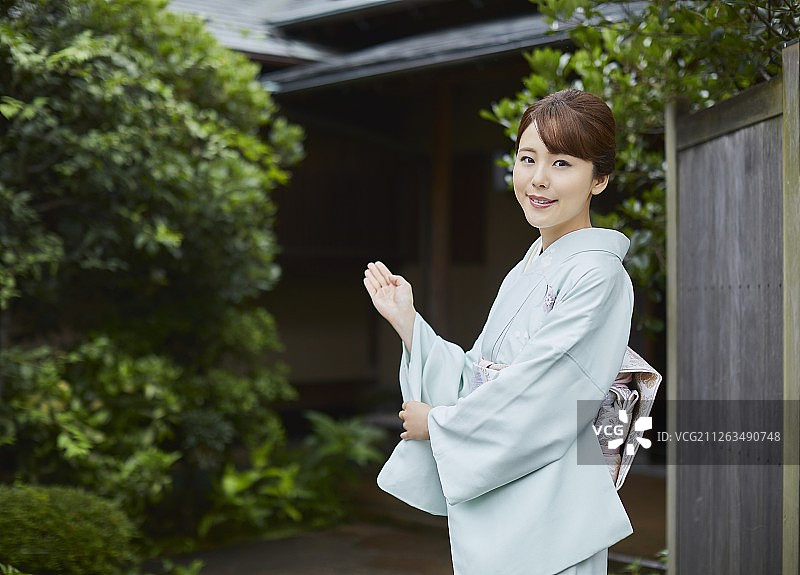 穿着传统和服的年轻日本妇女图片素材