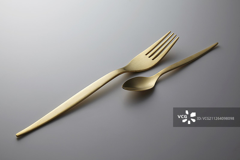 金色勺和叉子特写图片素材