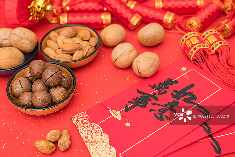中国春节红色背景下的各类坚果年货图片素材