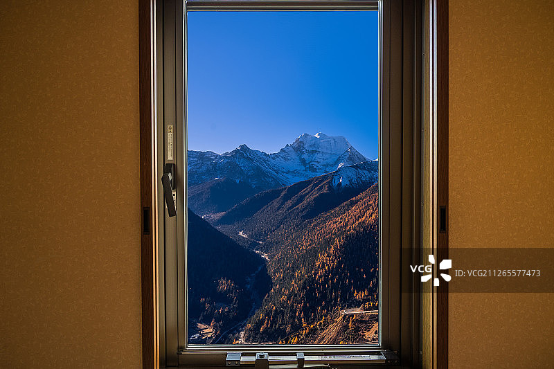 窗外雪山风景图片素材