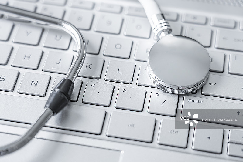听诊器放在银色电脑键盘上——健康医疗概念图片图片素材