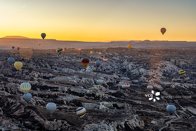 土耳其卡帕多奇亚飞行中的热气球风景图片素材