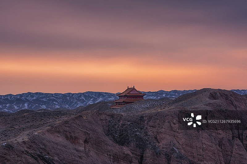 夕阳下黄河石林的一座寺庙图片素材