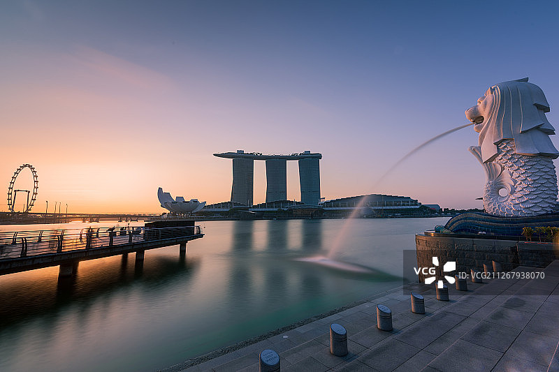新加坡滨海湾金沙鱼尾狮日出图片素材