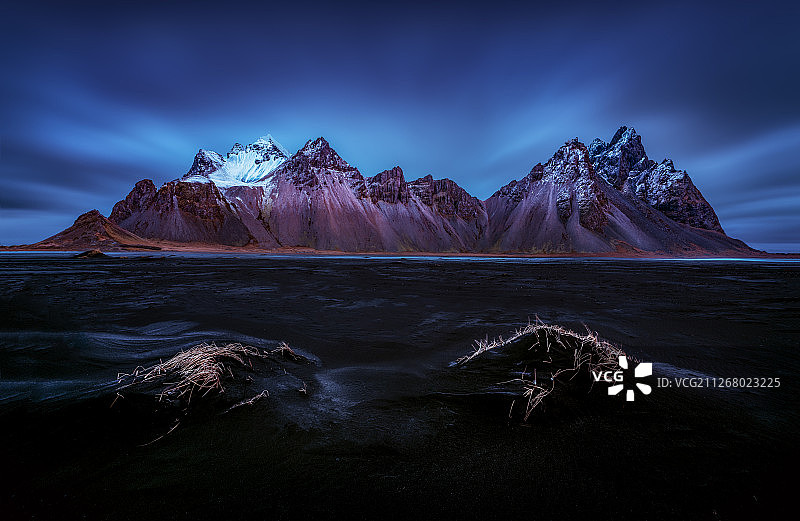 冰岛魔幻蝙蝠山图片素材