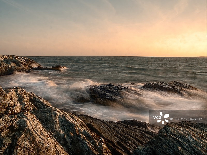 海浪和岩石的海景图片素材