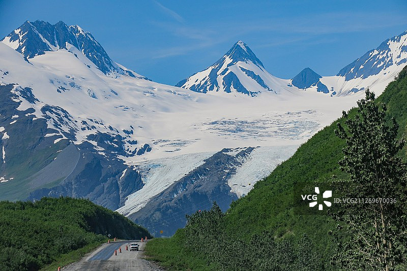 风景与沃辛顿冰川在山脉，瓦尔迪兹，阿拉斯加，美国图片素材